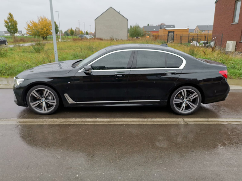 BMW Série 7, vitre arrière teintée à 85%, vitres avants à 65% et une bande pare soleil.  Merci pour la confiance.