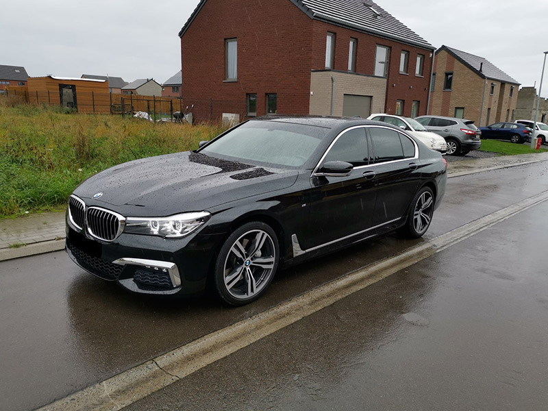 BMW Série 7, vitre arrière teintée à 85%, vitres avants à 65% et une bande pare soleil.  Merci pour la confiance.